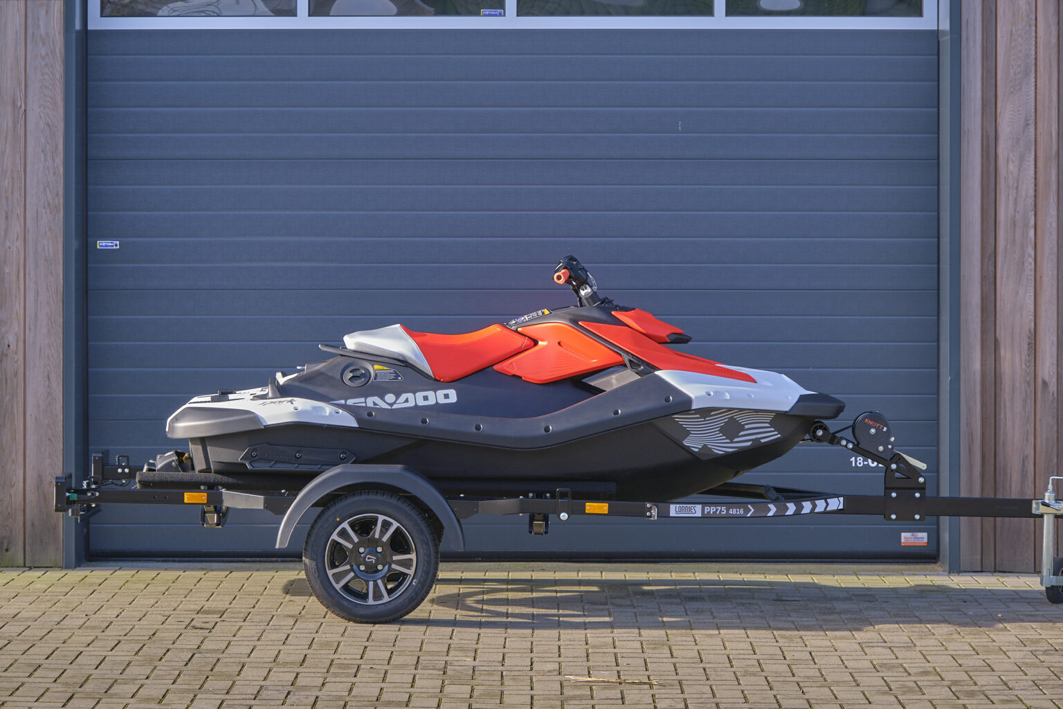 Sea-Doo Spark 1up Trixx 90 in de kleurstelling White met Dragon Red, modeljaar 2024
