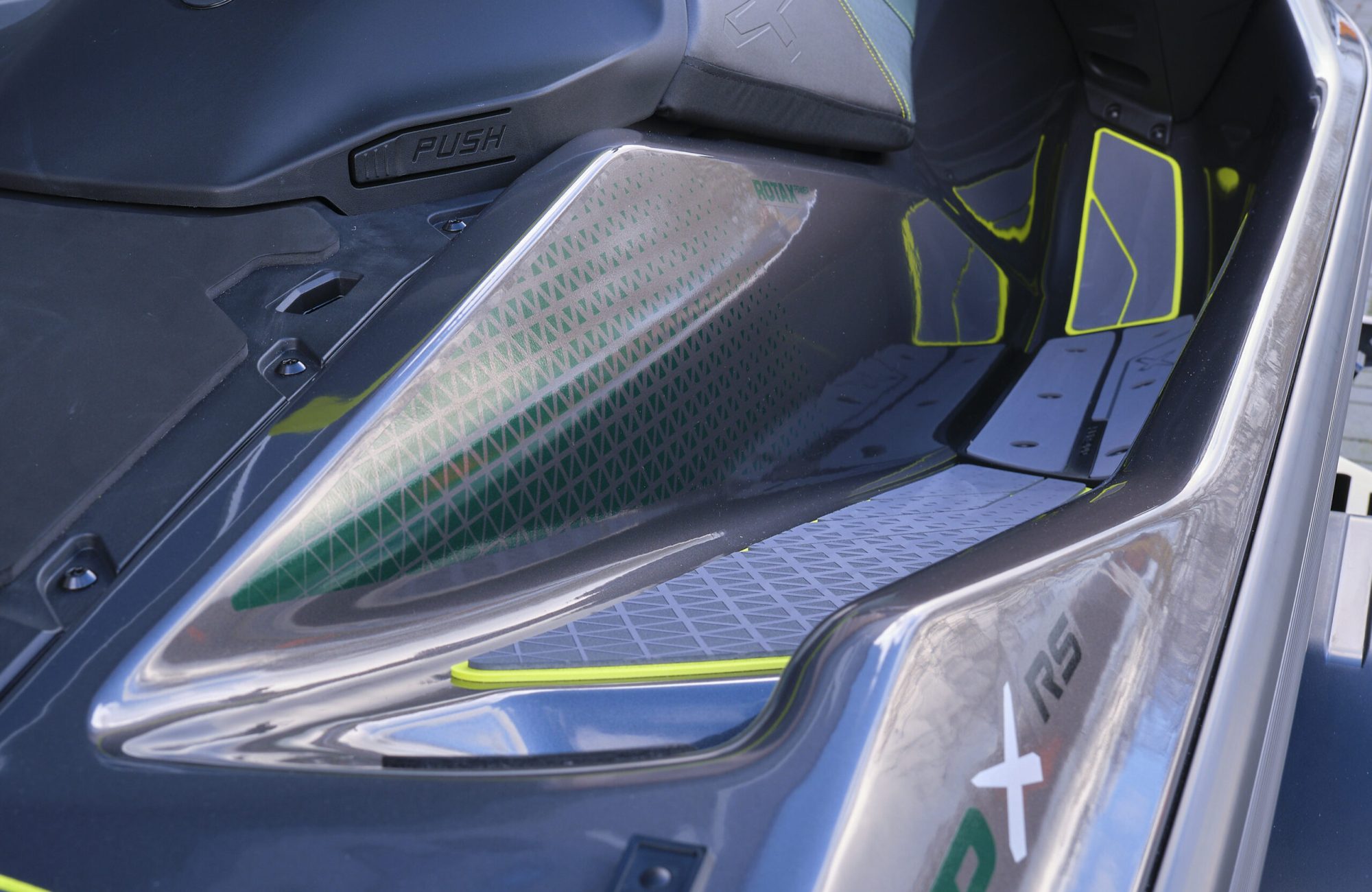 Sea-Doo RXP-X RS Apex 300 uit 2023 in Racing Green