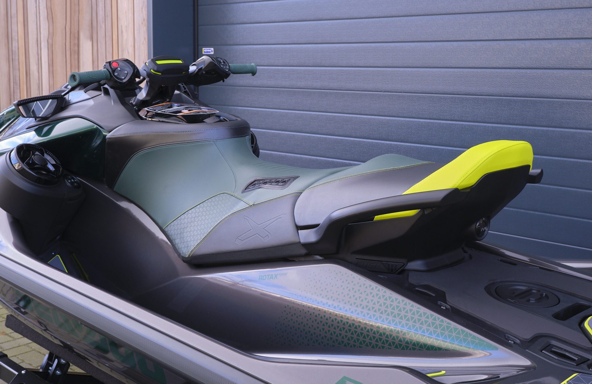 Sea-Doo RXP-X RS Apex 300 uit 2023 in Racing Green
