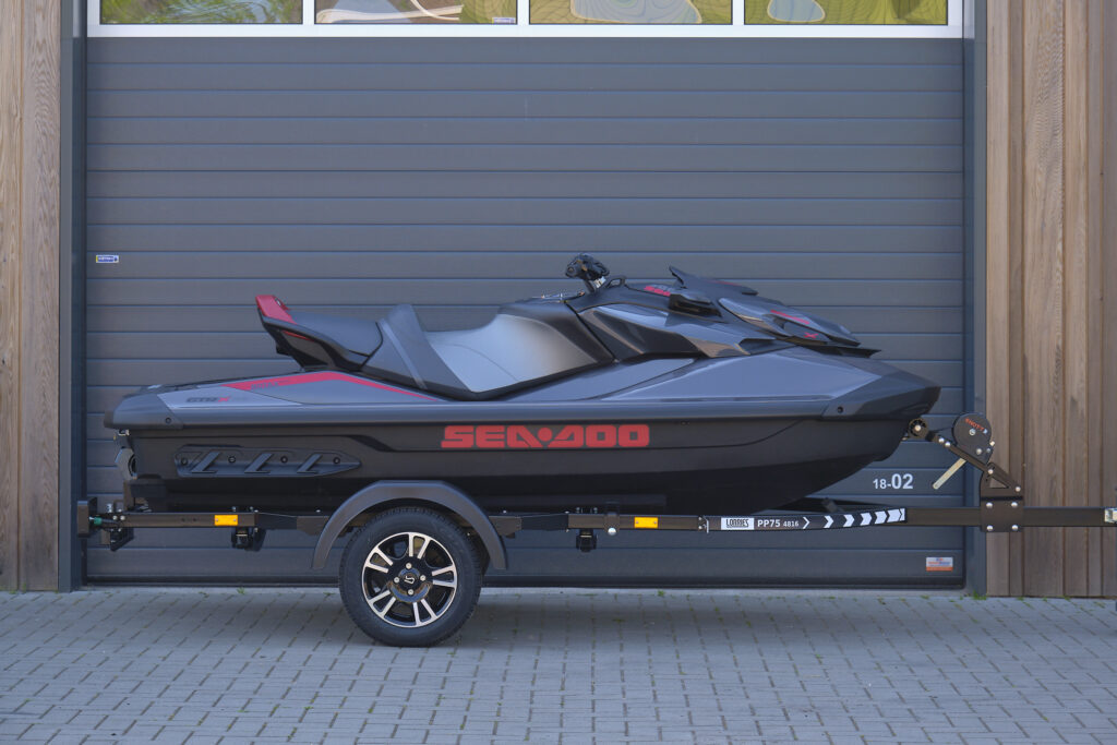 Nieuwe Sea-Doo GTR-X RS 300 waterscooter, modeljaar 2024, nu in de showroom bij de Sea-Doo dealer van Nederland: BOWT Watersport